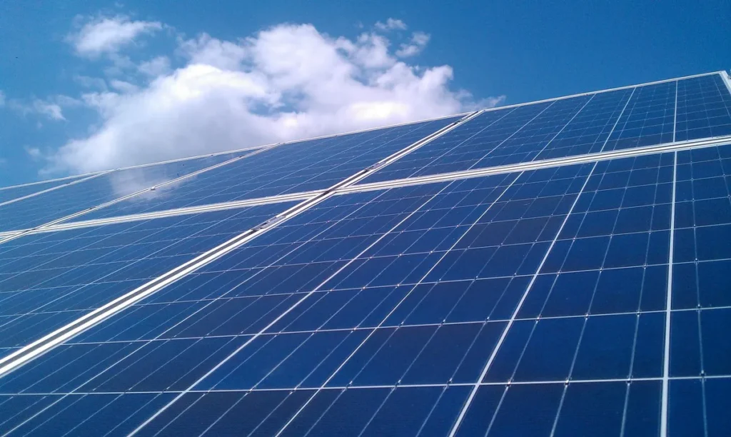 pannello solare con sfondo del cielo