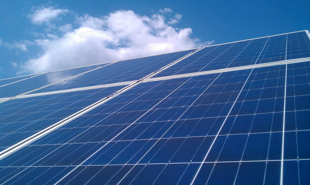 pannello solare con sfondo del cielo